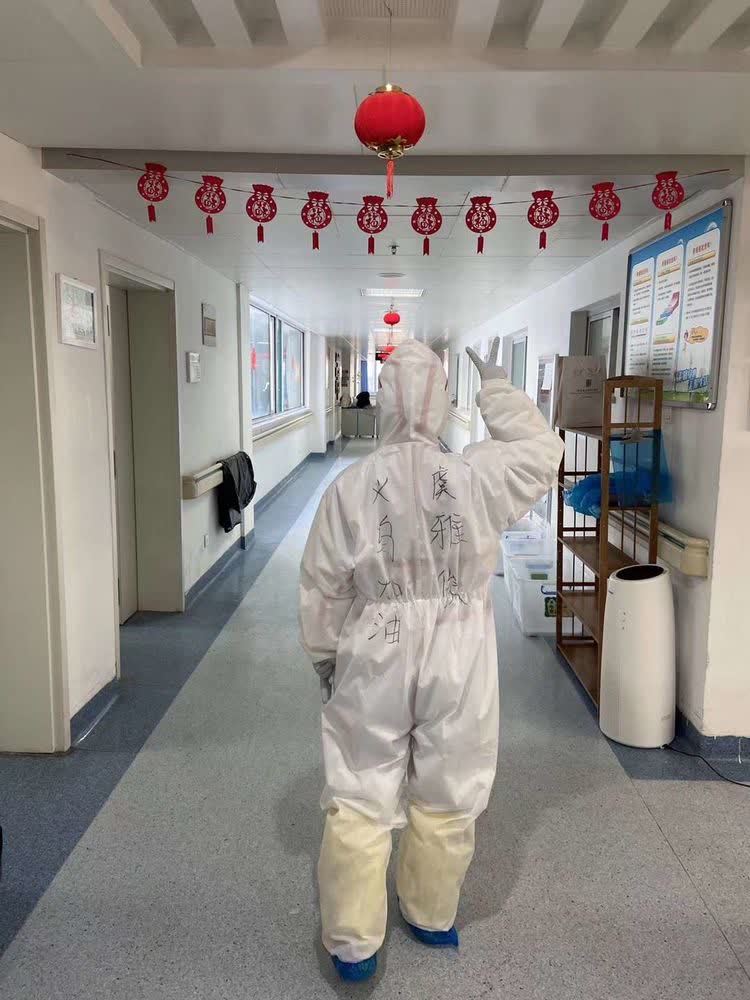 虞雅俊护士长在武汉最美的背影